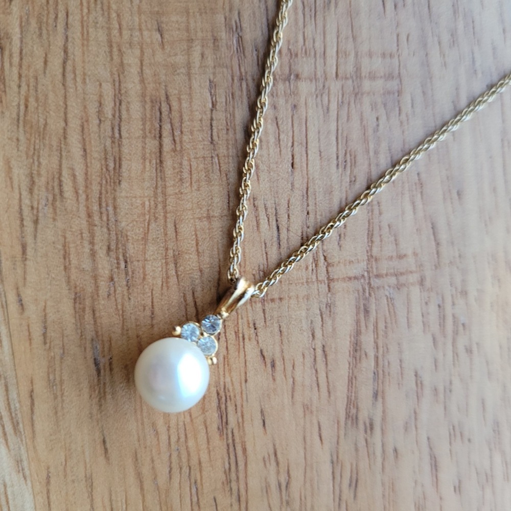 Avon Gold Tone Faux Pearl Crystal Pendant Necklace Rope Chain Clasp Elegant‎